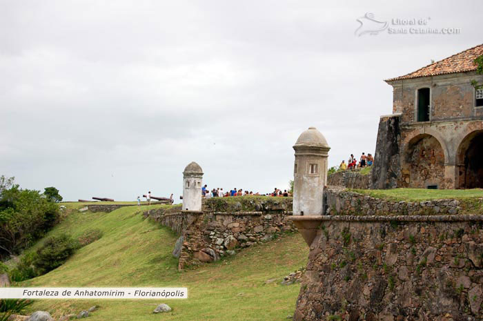 Vista lateral da fortaleza de anhatomirim