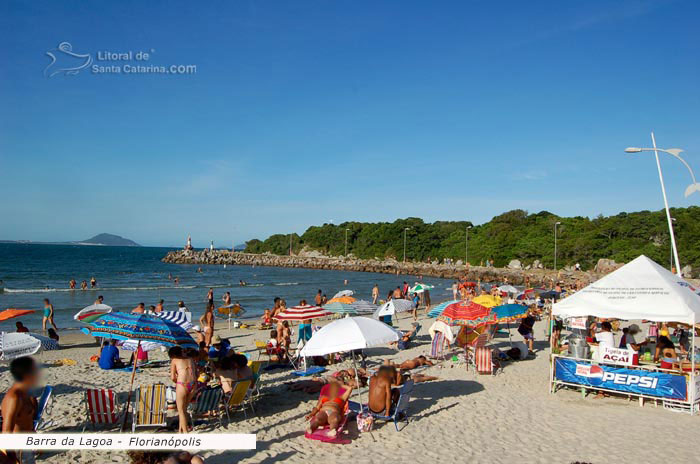 Praia da barra da lagoa em florianópolis, lotada de turístas no verão catarinense