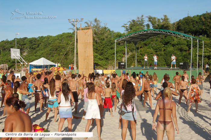 Aula de dança na barra da lagoa, galera agita e anima o centrinho