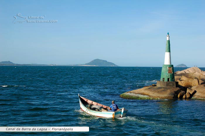 Canal da barra da lagoa, florianópolis , sc, pescador saindo do canal para ir pescar nos mares catarinense