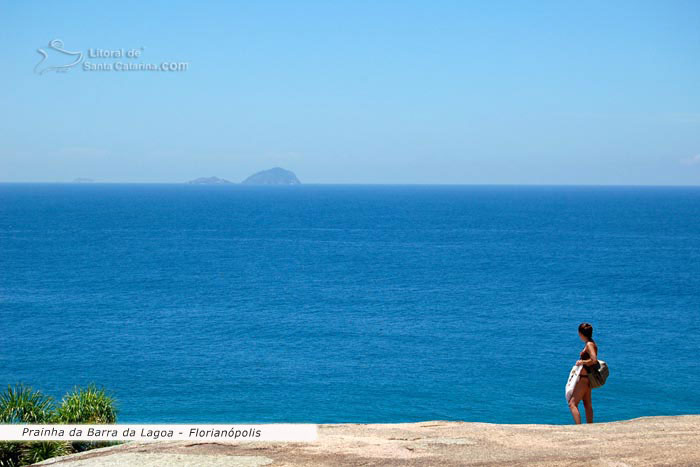 Prainha da barra da lagoa, garota adimirando o mar azul e toda a beleza natural em volta desta praia localizada em floripa