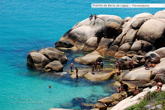 Barra da Lagoa, mar transparente e pessoas mergulhando nas maravilhas das praias de santa catarina