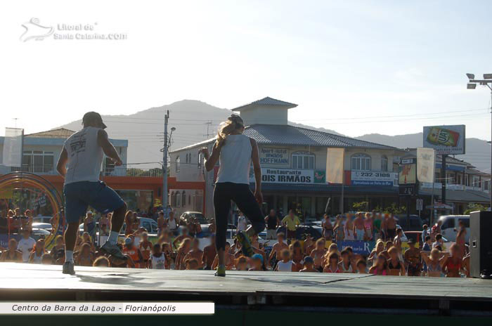 Professores de dança agitando com a galera nas areia da barra da lagoa