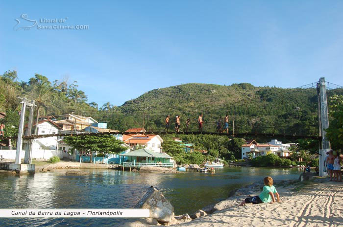 Ponte que atravessa para a prainha da barra da lagoa