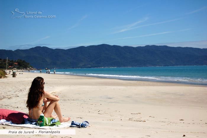 Garota adimirando a beleza da praia de jurere internacional