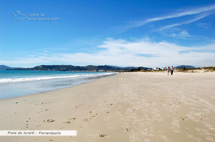 Praia de jurere, casal caminhando nesta linda praia do litoral sc