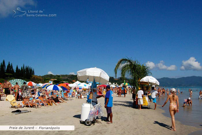 Praia de jurere internacional, lotada de turístas