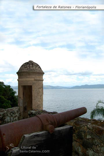 Canhão apontado para o mar da Fortaleza ratones