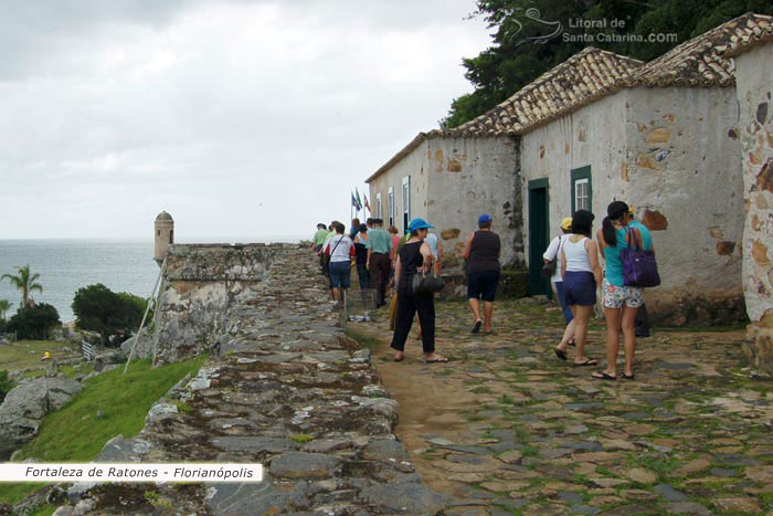 Turistas visitando a Fortaleza de ratones