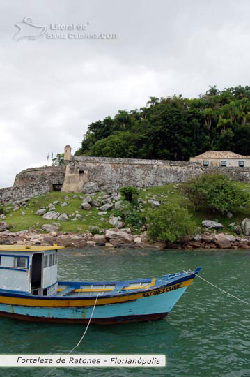 Barco de pesca na Fortaleza de ratones