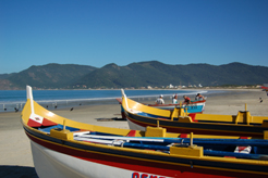 barquinhos parados na orla da praia do pantano do sul floripa sc