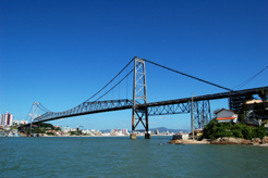 foto de dia da ponte hercílio luz de florianópolis