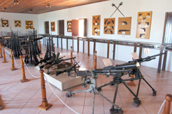 foto dentro do museu das armas