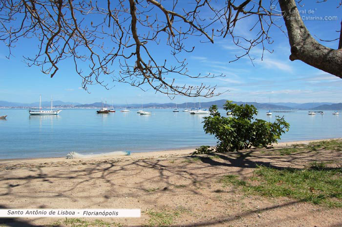 Sto Antônio de lisboa, ao fundo barco parado no mar