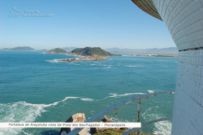 Fortaleza dos naufragados vista farol para o mar