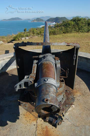 Canhão e mar da Fortaleza dos naufragados