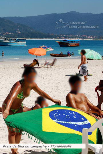 Ilha Campeche, Gata esticando sua canga do brasil nas areias da ilha