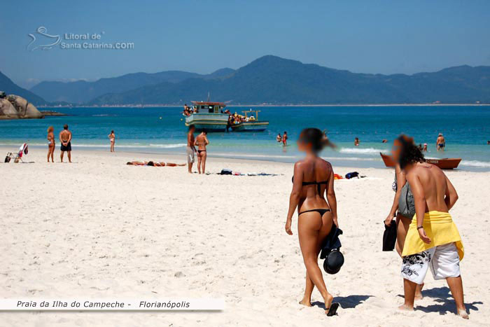 Menina de biquini na ilha do campeche em floripa, praia muito bacana