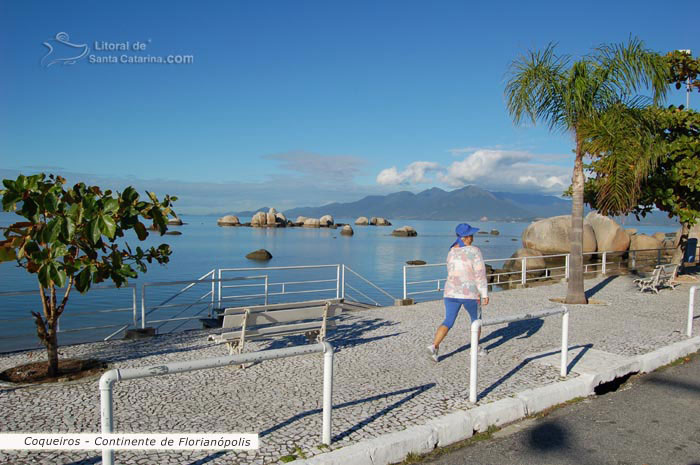 Beira-mar pessoas caminhando