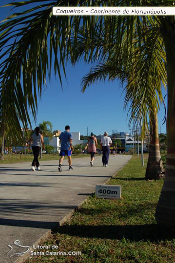 Pessoas caminhando Avenida Beira-Mar Norte