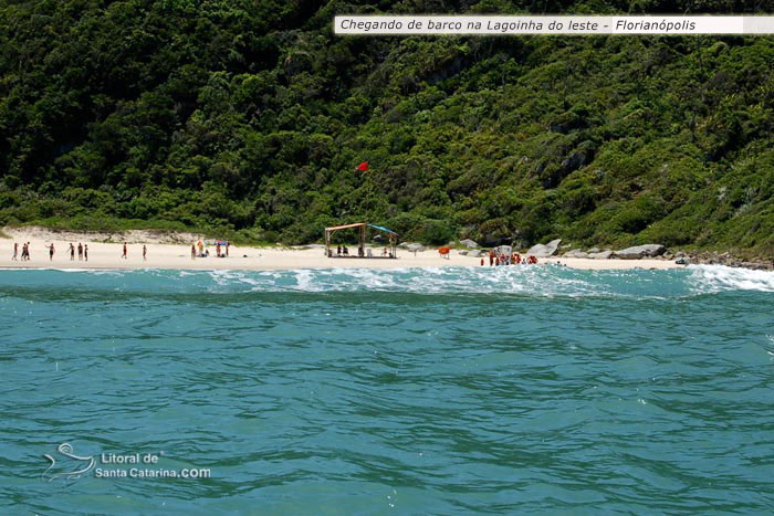 Chegando de barco  na praia da lagoinha do leste em sc