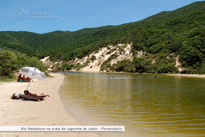 Garotas tomando sol e outras mergulhando na lagoinha do leste sc