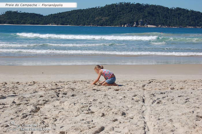 praia do campeche sc, criança brincando na areia