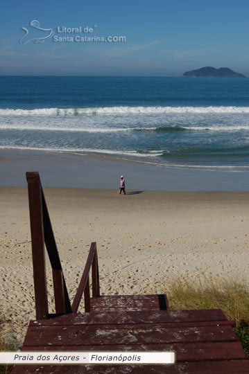 praia dos açores, senhoras fazendo caminhadas na praia