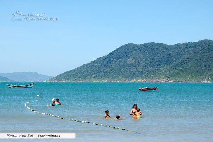 Pantano do Sul, Crianças brincando com  mãe dentro das águas límpidas da praia do pântano do sul em florianopolis