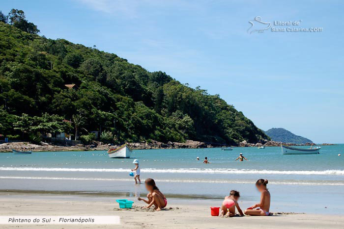 Crianças brincando nas areia do pântano do sul em florianópolis sc