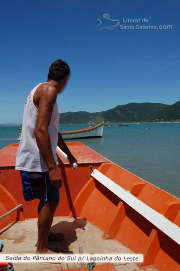 Barco saindo do pantano do sul, para a lagoinha do leste de floripa, santa catarina