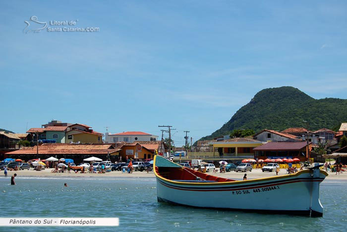 Pântano do sul, vista de dentro do mar e ao fundo os bares e restaurantes famosos a beira mar de floripa