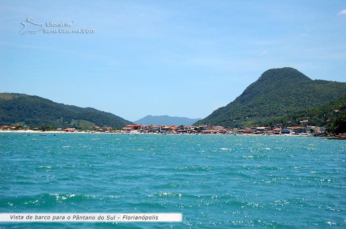 Vista do barco para o pântano do sul, ilha de santa catarina