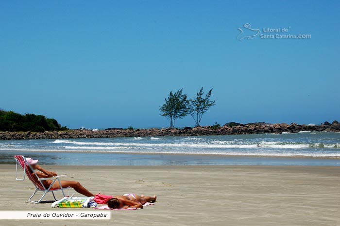 Garota tomando um sol  em garopba