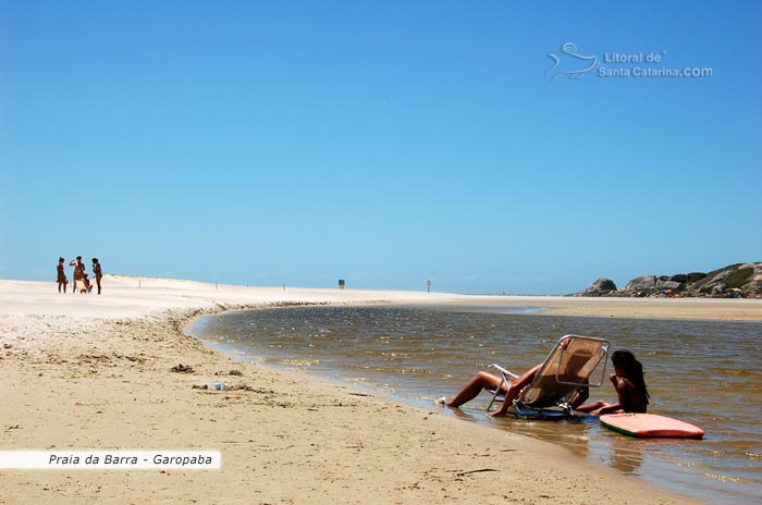 Garotas tomando um sol na praia da barra sc