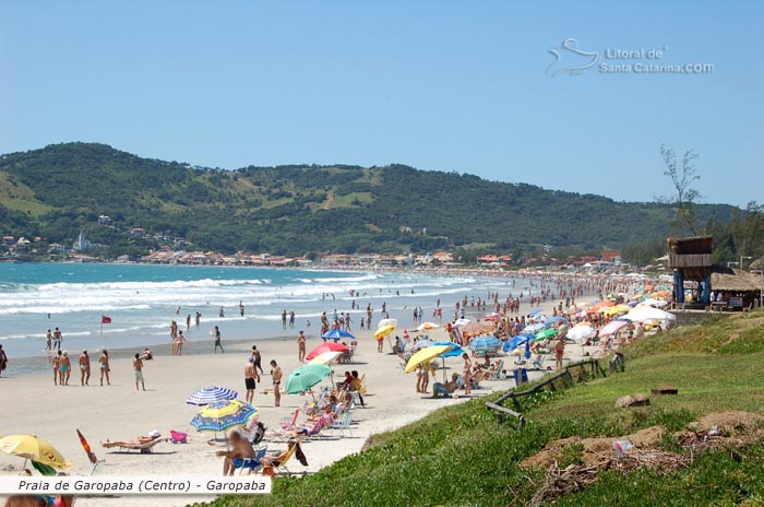 Praia de garopaba, lotada de turístas que vem fazer turismo em santa catarina