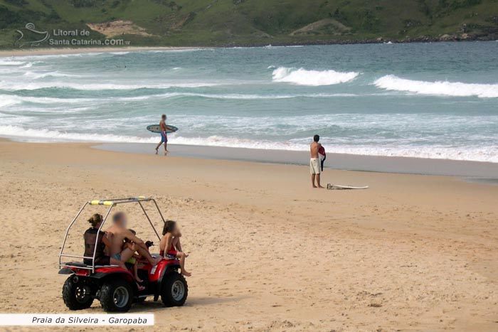 Praia Silveira, galera indo fazer um surf