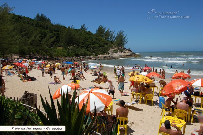 Turístas lotando a praia ferrugem