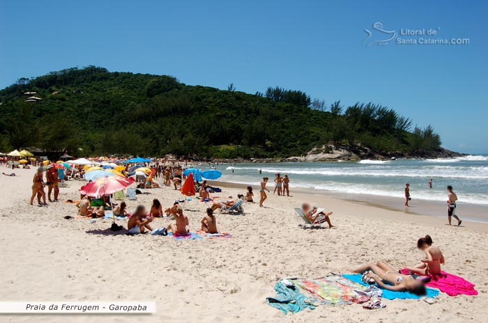 Mulherada tomando sol na praia da ferrugen