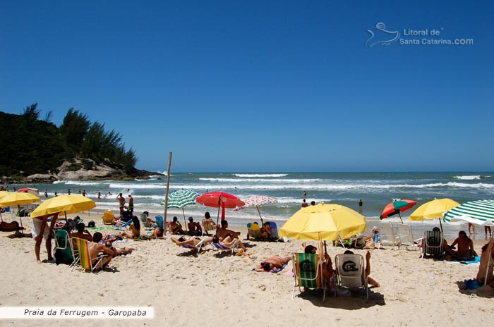 Praia da ferrugem, repleta de pssoas