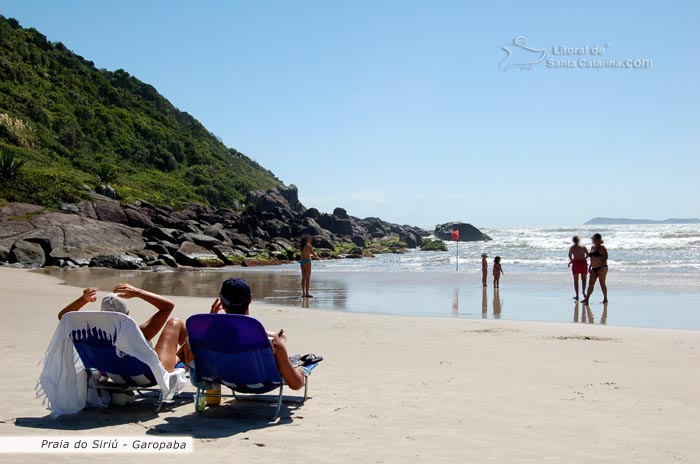 siriu garopaba, casal tomando um sol a beira mar