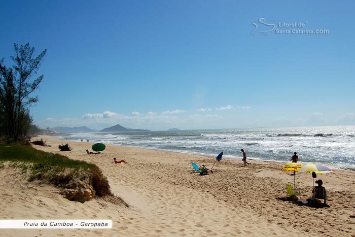 Turistas em dia de sol na praia da gamboa