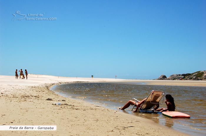 Riozinho da praia da barra turistas descansando