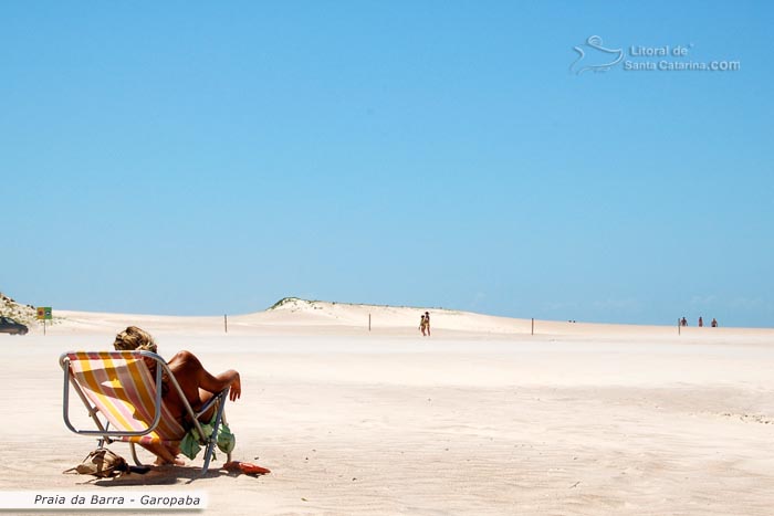 Turista pegando um sol na praia da barra