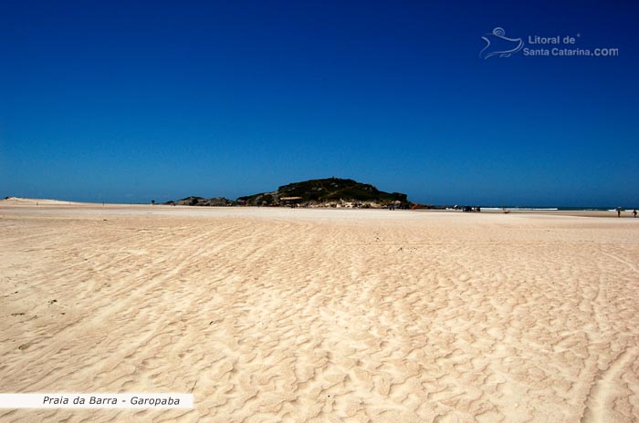 Praia da barra totalmente deserta