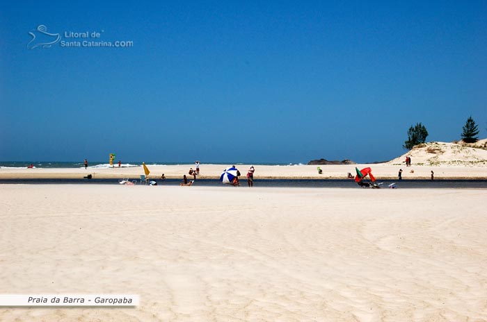 Vista para o rio praia da barra e céu azul