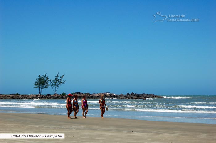 Senhoras andando nas areias da praia do ouvidor