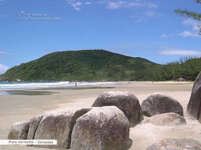 Vista canto da praia vermelha com pedras