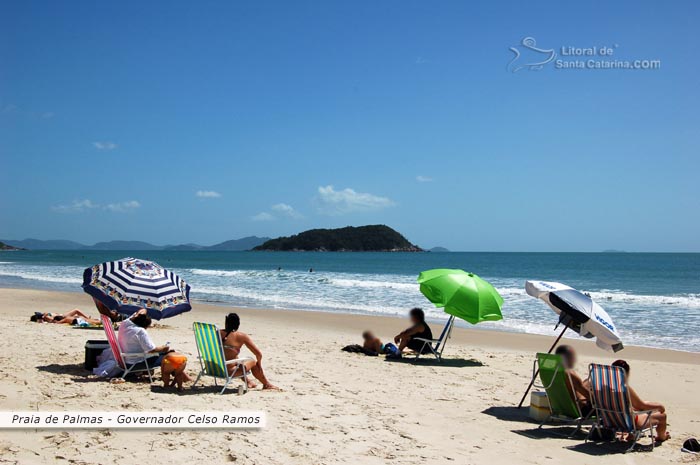 Praia de Palmas, pessoas relaxando a beira mar e curtindo muito esta linda praia catarinense