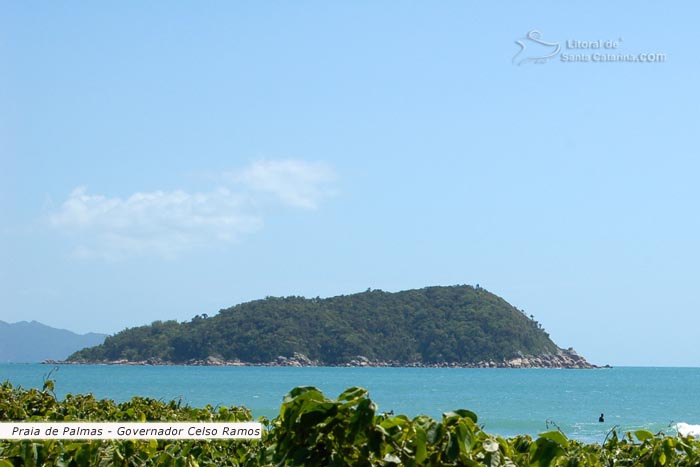 Praia de Palmas, mar azul e uma ilha linda